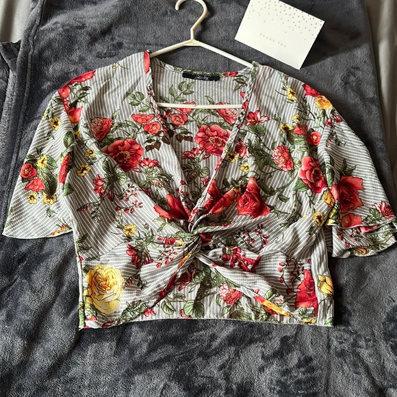 ❣️3/$30 STREETWEAR SOCIETY wrap floral crop top - Picture 6 of 7